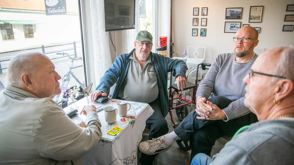 Kamraterna som sammanstrålar vid fikabordet på Snäusbodi är rörande överens: Stortorgdagen behöver förnyas. På bilden: Mats Gardelin, Roland Vigström, Tommy Cedersten och Kenneth Karlsson.