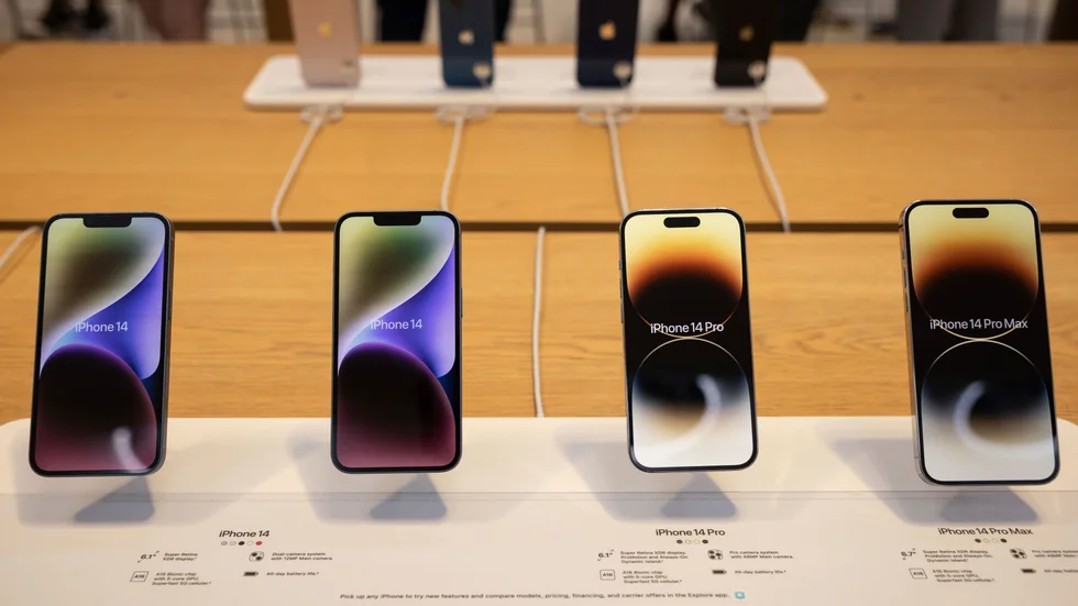 Den som önskar sig en av de dyrare Iphone-modellerna i julklapp kan behöva vänta extra länge. Arkivbild.