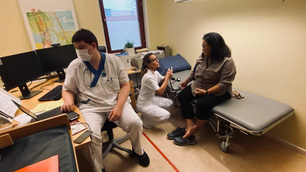 Läkaren Robin Kristofi och forskningssköterskan Sofia Löfving från Akademiska sjukhuset i Uppsala har åkt till vårdcentralen i Skutskär för att träffa patienten Tatcharin Höglenius. 
