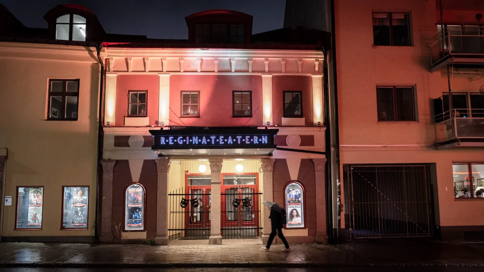 Reginateatern blir kvar på Trädgårdsgatan, även om Uppsala stadsteater tar över ansvaret för verksamheten och personalen.