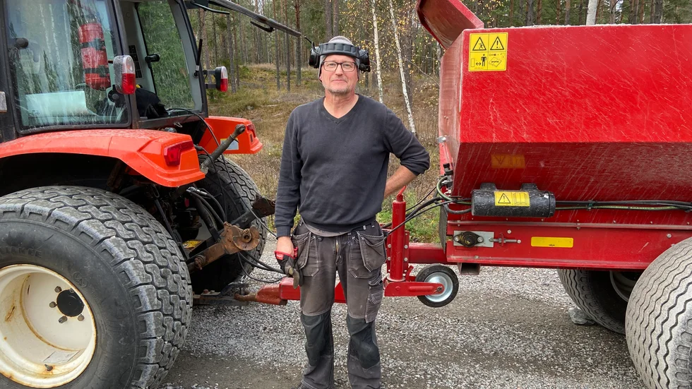 Jörgen Gustafsson, drifttekniker på teknik- och servicekontoret, har tack vare 240 ton grus och två traktorer sett till att få de sämre delarna av Stadsskogens milspår i bättre skick. "Nu kan man gå här med barnvagnar", säger han.