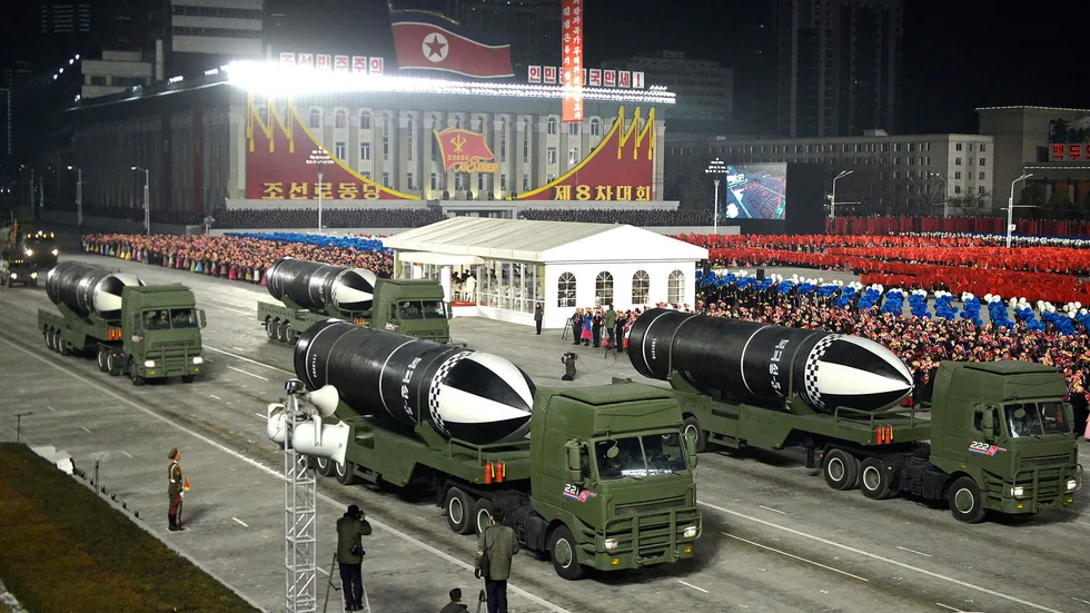 Nordkorea visar upp sina robotar vid en militärparad under partikongressen i Pyongyang 2021. Bilden är distribuerad av Nordkoreas statliga nyhetsbyrå.