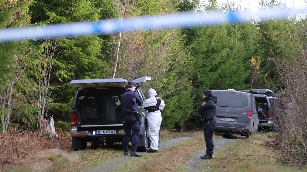 Polisens tekniker på platsen utanför Vetlanda där den försvunna 21-åriga kvinnan hittades död på onsdagen.