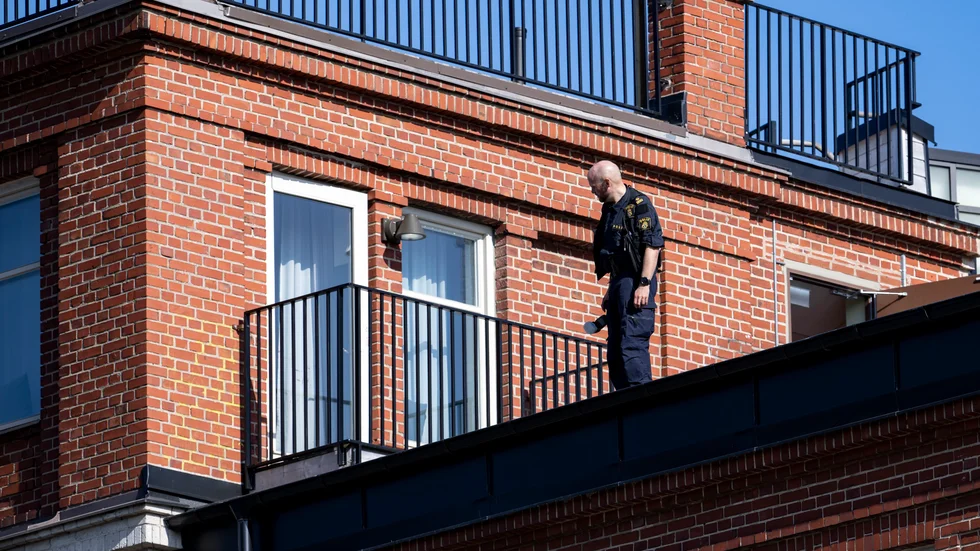 Polisens kriminaltekniker på plats på ett hotelltak i Malmö den 5 maj sedan en kvinna hittats svårt skadad. Arkivbild.