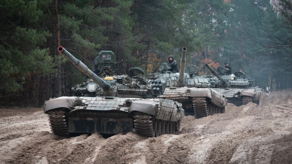 Ukrainska soldater på beslagtagna ryska stridsfordon övar nära gränsen till Belarus i oktober. Arkivbild.