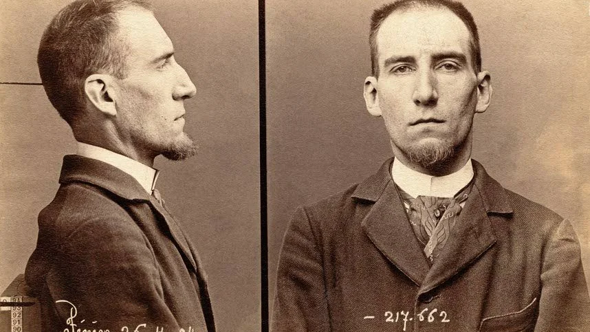 fängslad. ”Mugshot” av Félix Fénéon inför den stora anarkisträttegången i Paris, april 1894.
