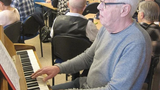 Pianist. Thomas Bergeskans ramade in parentationen vid SPF Åkerbäret Seniorernas årsmöte med ”Over the rainbow” och ”In a sentimental mood”.