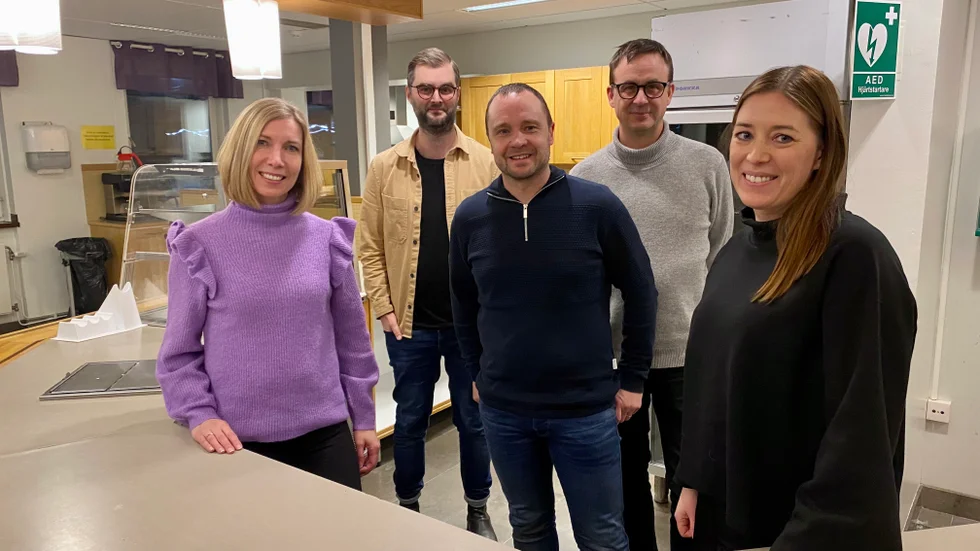 De bjuder in till en enorm fritidsgård i Norrmalmias foajé och A-hallen på fredag. Från vänster: Malin Carlborg, Smurfit Kappa, Jens Hedström, Piteå IF, Anders Ådemo, Pite energi, Niklas Berg, Piteå IF och Annika Sandberg, Sparbanken nord.