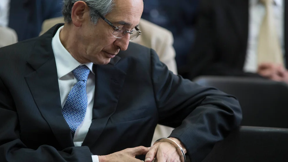 Guatemalas tidigare president Álvaro Colom har avlidit, 71 år gammal. Här sitter han handfängslad under en rättsförhandling kring busskandalen 2018.
