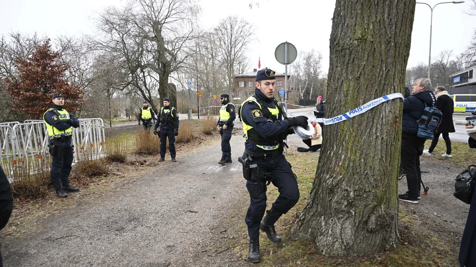 Polis spärrar av inför att den högerextreme politikern Rasmus Paludan ska bränna ett exemplar av muslimernas heliga bok, koranen, i närheten av Turkiets ambassad på lördagen.