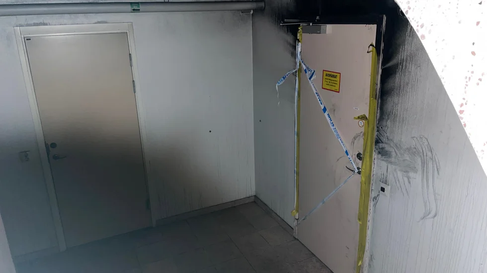 Polisen har spärrat av en dörr i källaren.