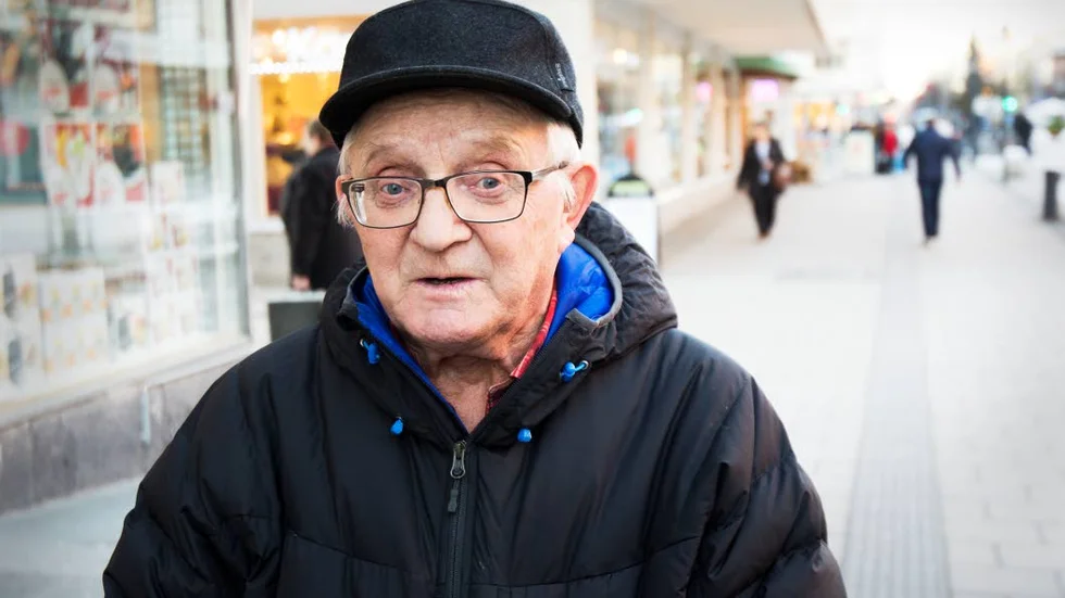 UTE VARJE DAG. George Gard, 78, bor hemma och tar sig ut varje dag utan hjälp. Han menar att det är viktigt att kommunen hjälper äldre som har det svårt. Samtidigt visar statistik att Luleå kommun är bland de sämsta i landet på hjälpa äldre på boenden att ta sig ut.