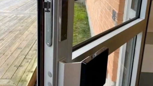 Vårdaren fick dörrens stålkant i ansiktet när han sprang efter rymlingen från ungdomshemmet. 