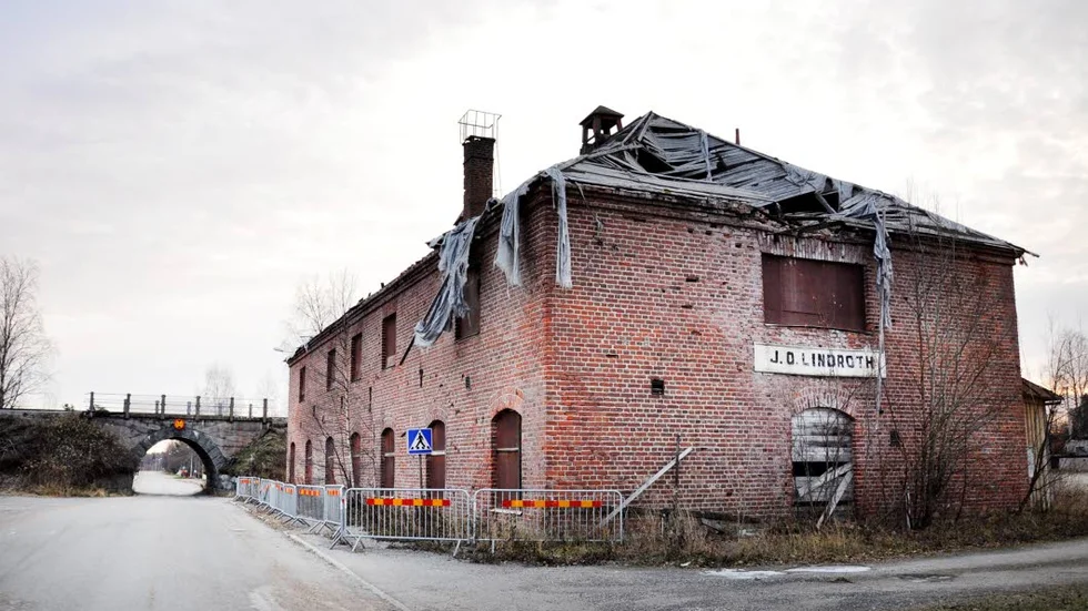 RIVAS. Samhällsbyggnadsnämnden konstaterar att byggnaden, som är en gammal industrifabrik, är i ”mycket dåligt skick. Förfallet har pågått i nästan 30 år.?
