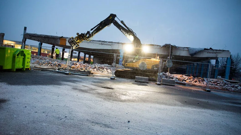 RIVNING. Grävskopan har satt tänderna i Boströms gamla bilhall vid väg 97. De nya byggnaderna med Ica Kvantum, hälsocentral och 250 till 300 lägenheter är dock fortfarande långt borta.