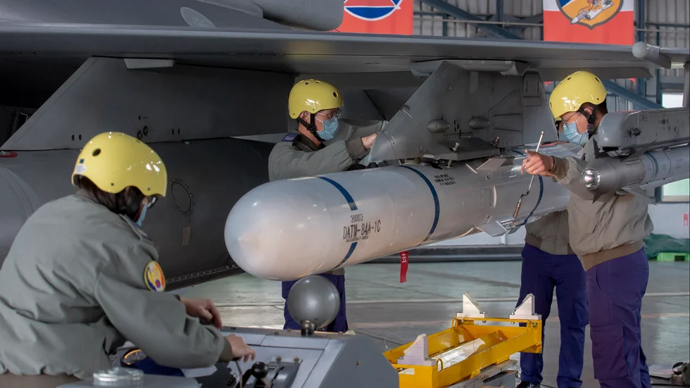 En robot monteras på en vinge på ett stridsplan F-16 på militärbasen Chiayi i sydvästra Taiwan. Arkivbild.