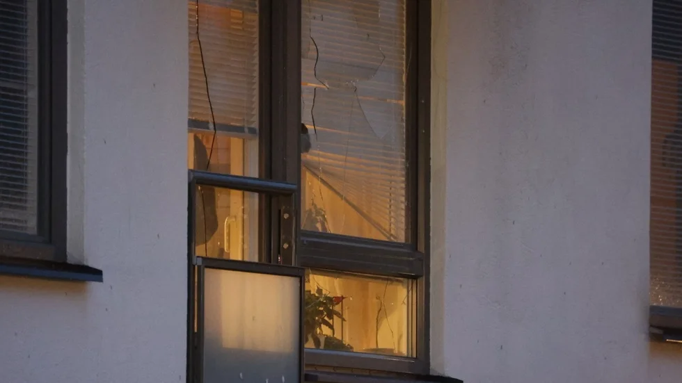 Fönster i flerbostadshuset skadades vid explosionen den 15 januari.