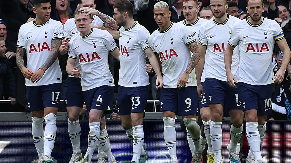 Oliver Skipp, tvåa från vänster, klappas om efter 1-0-målet mot Chelsea.