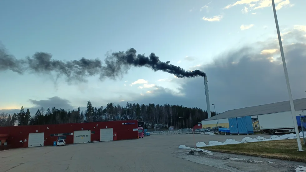 En av fjärrvärmeverkets reservpannor för fossilolja spyr ut svart rök när den tänds upp. Pannan är avstängd tills vidare, enligt Solör bioenergi. Det här fotot är från söndag eftermiddag.