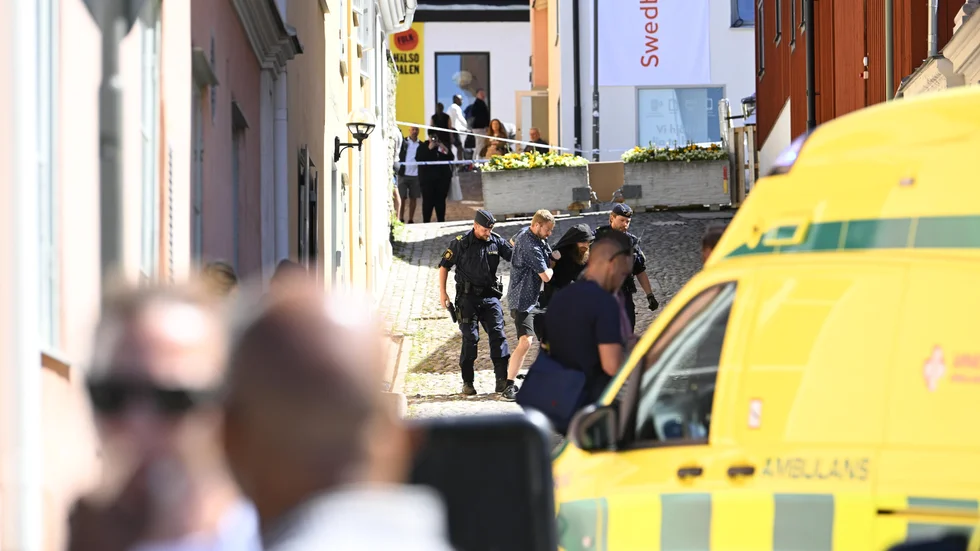 På bilden grips mördaren i Visby som konstaterades ha varit allvarligt psykiskt störd då han mördade Ing-Marie Wieselgren i Visby i juli 2022. Att skuldbelägga Moderaterna för detta mord är inte bara extremt oförskämt. Det är också ett exempel på hur snett det kan gå då man tror att ens egen ändamål är så ädelt att det helgar alla medel. 