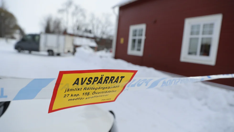 Avspärrningar på platsen.
