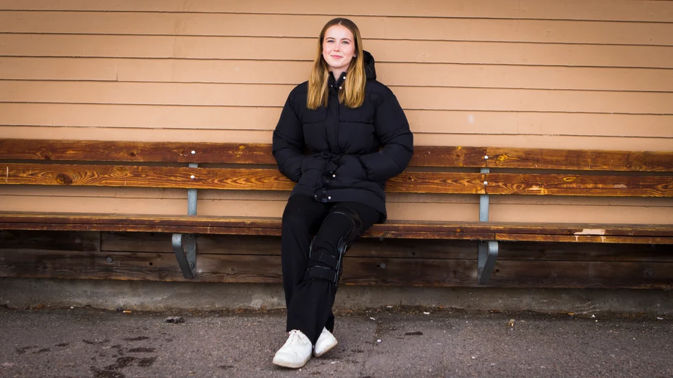 Till en början var det för jobbigt att titta på när lagkamraterna spelade. Men i helgen följer hon med och stöttar laget på ladies cup, och tittar från sidan av fotbollsplanen.