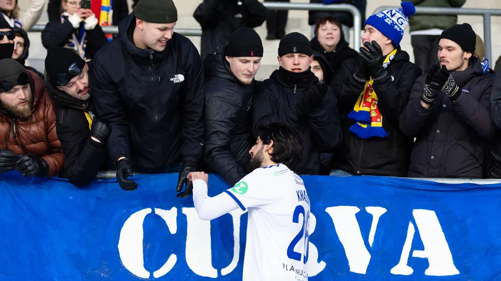 Kristoffer Khazeni när han fick tacka fansen på Bravida Arena efter återkomsten i cupen. 