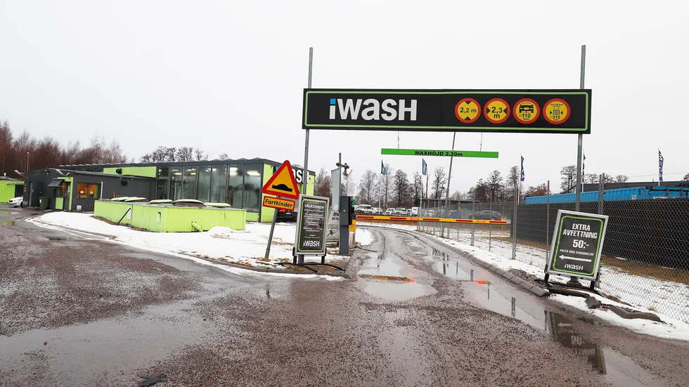 Iwash i Eskilstuna har fusionerats med bensinjätten OKQ8, som köpte verksamheten 2019. "Det är inte osannolikt att de också vill sätta sitt namn på stället", säger säljaren Mika Nojonen.
