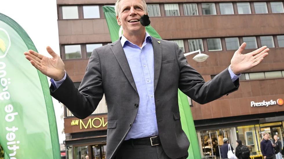 Miljöpartiets språkrör Per Bolund talade dagen innan valet på Soltorget vid Sergels torg i Stockholm.