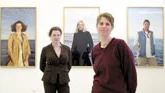 Utställaren Annica Karlsson Rixon  och bakom henne den vänstra porträttkvinnan, konstnären Annika Öhrner. I mitten Annika Ström vid Ålands hav och till höger konstnären Annica Karlsson Rixon igen, vid Ishavet.
FOTO: ROBERT SVENSSON