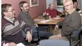 Prata med andra anser Ingemar Göransson, LO, är det bästa sättet att locka fler LO-medlemmar till det socialdemokratiska partiet. Här talar han med Håkan Öhrn, Jan-Erik Svenblad, Hans-Erik Svensson och Jan Karlsson. 
FOTO: TITTI OLOVSSON