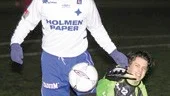 En Blomma mitt i vintern. IFK Norrköpings mittfältare tar sig förbi Peking Fanz målvakt Mikael Karlsson, som sträcker ut fingertopparna för att nå bollen.
FOTO: JANNE FORSBY