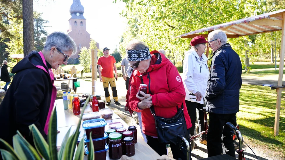 Det var både vackert väder och mycket folk på skörde- och hantverksmarknaden. Solgun Lundqvist köpte röd krusbärsmarmelad av Christin Östlund.