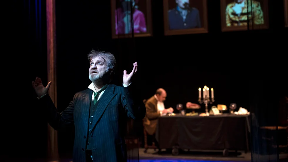 Lennart Bäck spelar Roderick Usher, drabbad av den förbannelse som följt släkten i hundratals år. I bakgrunden Tomas Lindström, som spelar läkaren som tror att vetenskapen kan lösa allt. Även förbannelser.
