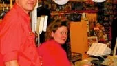 På Matex försöker butikschefen Magnus Köhler lära alla anställda att jobba i kassan för att få fler avbytare. I kassan sitter Jessica Nore.
FOTO: ARNE LINDH