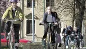En lag om hjälmtvång kändes långt borta i går eftermiddag. De flesta som cyklade genom Vasaparken bar inte någon skyddande huvudbonad. 	
FOTO: ANITA KJELLBERG