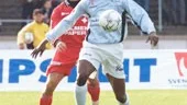 Patrik Kieback, IFK Norrköpings nye högerback, gör sitt bästa för att få stopp på MFF:s Peter Iljeh. Det lyckades, Peter blev, liksom övriga spelare på Malmö Stadion i går, mållös.
FOTO. THOMMY NYHLÉN