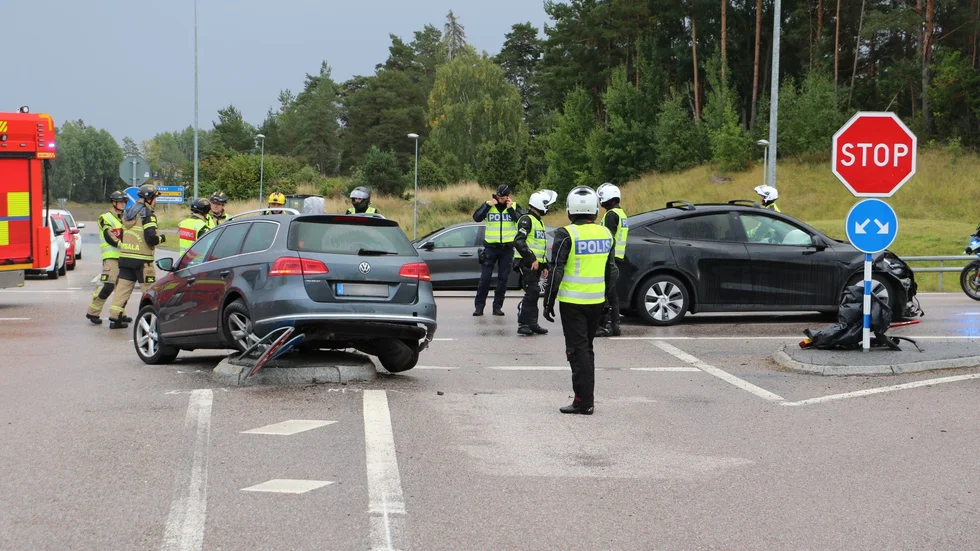 Två bilar krockade i en orsning på väg 288 nordost om Uppsala.