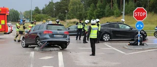 Två bilar har krockat i korsning