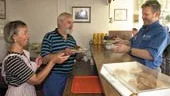 Stamkunden Nils-Göran Löva Löfstedt på Cafe 12:an serveras en smörgås med stekt ägg, bacon, pannbiff och lök av Lasse Andersson och Helga Krifter, men snart är det slutserverat av Lasse och Helga.                                                 FOTO: JANNE FORSBY
