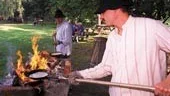 De ser ut som tunnpannkakor men kallas bullar i alla fall, kolarnas mat som finns i litet olika varianter runt om i landet. Här gräddar Ola Köhler sina.
FOTO: GUNNAR JOHANSSON