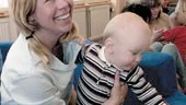 Förskolläraren Lena Heinefeldt busar med Marcus Kohtamäki på Öppna förskolan. 
FOTO: TITTI OLOVSSON