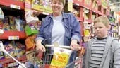 Efter cancerlarmet väljer Monica Ottosson och sonen Adam ostbågar i stället för chips i butiken och sallad i stället för pommes frites på Mc Donalds. "Det känns lite onödigt att utsätta sig för risker när man kan välja något annat", säger Monica Ottosson.
FOTO: ROBERT SVENSSON