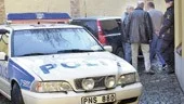 Den häktade 47-åringen förs bort av vakter och polis. Färden går från häktningsförhandlingarna i tingshuset till häktet. 
FOTO: JANNE FORSBY