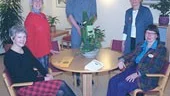 Fyra av de yrkeskategorier som finns representerade på vuxenpsykiatriska enheten. Kurator Kerstin Olausson, sekreterare Marianne Källquist, socionom och enhetschef Sebastian Winkler, skötare Ewa Bergqvist och sjuksköterska Sonia Warodell.
FOTO: GUNNAR JOHANSSON