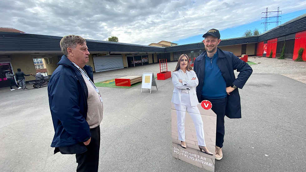 Möte på Västerledstorg. Bengt Öberg, röstmottagare och utsänd av valnämnden, pappfiguren Nooshi Dadgostar och regionrådet Neil Ormerod (V).