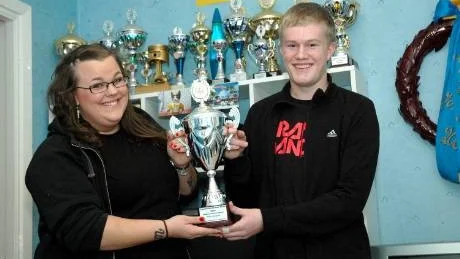Mathilda Carlsson och Niklas Johansson från Finspångs MS fick ta emot en stor pokal efter att ha utsetts till "Champion of the year" i folkrace i Östergötland. Mathilda blev mästarinna bland seniordamerna, Niklas mästare i juniorklassen.  Foto:Gunnar Johansson