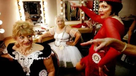 Doris Ulrich, 69, Ruth Gibson, 74, och Francesca Piscottano i sminkrummet inför talangtävlingen Miss Senior Sweetheart i Fall River, utanför Boston.Foto: Magnus Wennman