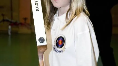 Det var gott om nybörjare i ungdomstävlingen Tolvmetern. 10-åriga Natalie Söderberg från Finspångs BSK var en av de som gjorde tävlingsdebut. Det blev en hedrande tredjeplacering.
Foto: Ann Björling