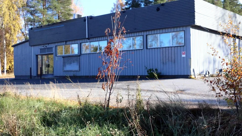Fastigheten på Höjdvägen i Bergsviken har stått tom sedan 2015, men planen på att öppna en järnaffär i lokalen står fast.